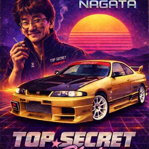 Könnte beinhalten: Retro-Poster mit einem gold-schwarzen Sportwagen und dem Text "TOP SECRET Skyline". Das Bild zeigt ein Porträt eines Mannes und die Worte "SMOKEY NAGATA" in einer stilisierten Schriftart, vor einem Sonnenuntergangshintergrund.
