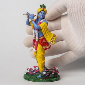 Figura de Krishna de 12,7 cm (5 pulgadas) – Bal Gopal tocando la flauta con corona de pavo real, resina pintada a mano.