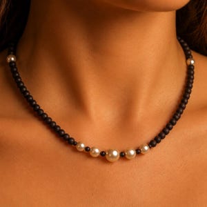 Tulasi Kanthi Mala ze sztucznymi perłami | Ręcznie robiony naszyjnik Tulsi | Elegancka biżuteria Vaishnava | Naszyjnik z dewocjonaliami Kryszny | Prezent dla ISKCON