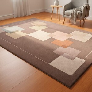 Puede incluir: Una alfombra rectangular con un diseño geométrico. La alfombra presenta un fondo marrón con cuadrados en tonos beige, naranja y gris. Está colocada sobre un suelo de madera. Las dimensiones de la alfombra son en centímetros.