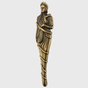 Pode incluir: Um puxador de porta vertical em metal com tom de bronze, moldado como uma figura clássica com vestes drapeadas e uma faixa na cabeça. A figura tem um corpo inferior longo e esguio envolvido por uma serpente que vai do ombro até à base.