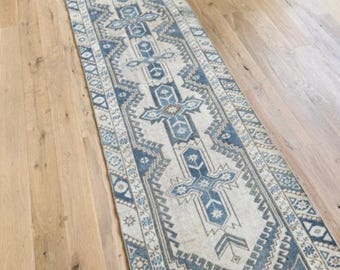 Alfombra turca vintage azul y beige, alfombra de pasillo con estampado geométrico, alfombra de entrada estilo bohemio, alfombra de estilo envejecido.