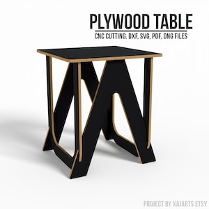 Może przedstawiać: Czarny stół ze sklejki z kwadratowym blatem i unikalnymi, kątowymi nogami. Stół ma naturalną drewnianą krawędź i jest przeznaczony do cięcia CNC. Tekst na zdjęciu brzmi "PLYWOOD TABLE" i "CNC CUTTING. DXF, SVG, PDF, DNG FILES."