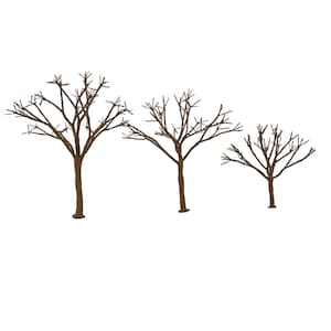 Peut inclure: Trois modèles d'arbres marron sans feuilles de hauteurs variables disposés en rangée. Chaque arbre présente un tronc central qui se ramifie en plusieurs branches fines et nues, créant une apparence hivernale austère sur un fond blanc.