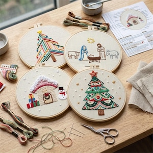 Può includere: Quattro telai da ricamo circolari in legno con disegni festivi su tessuto: un albero minimalista, un presepe, una casa con regali e un pupazzo di neve, e un albero di Natale decorato. Include filati, aghi e istruzioni.