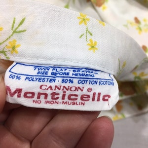 Pu&ograve; includere: Un lenzuolo piatto matrimoniale bianco con un motivo floreale giallo. Il lenzuolo &egrave; etichettato "Cannon Monticello" ed &egrave; realizzato in 50% poliestere e 50% cotone. L'etichetta indica anche "No Iron-Muslin".