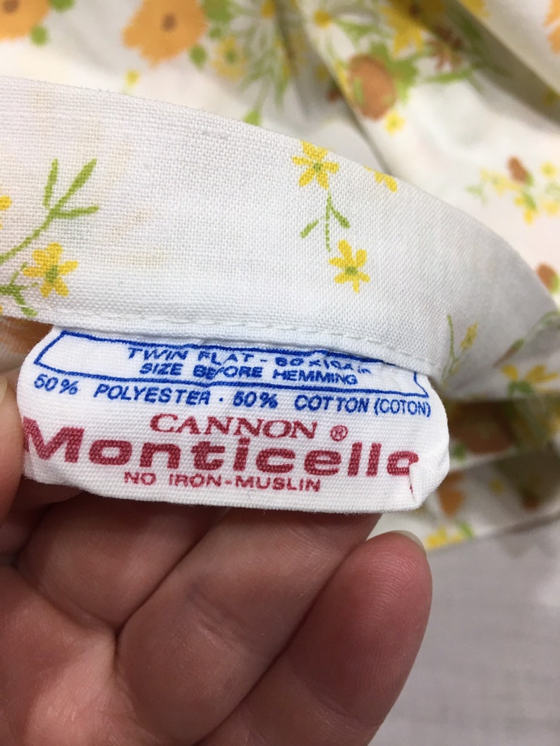 Pu&ograve; includere: Un lenzuolo piatto matrimoniale bianco con un motivo floreale giallo. Il lenzuolo &egrave; etichettato "Cannon Monticello" ed &egrave; realizzato in 50% poliestere e 50% cotone. L'etichetta indica anche "No Iron-Muslin".