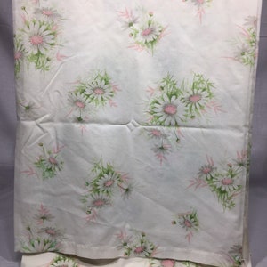 Vintage flat double or full sheet, pink and white daisies, flowers, daisy, daisies, retro, vintage pillowcase, flat sheet, Spring, beddin