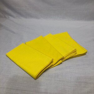 Vintage-Set von Servietten, Blumen und Senf gelb, Satz von 4 Servietten, Abendessen Servietten, Retro-Küche Stoff Servietten, Blumen, gelb,
