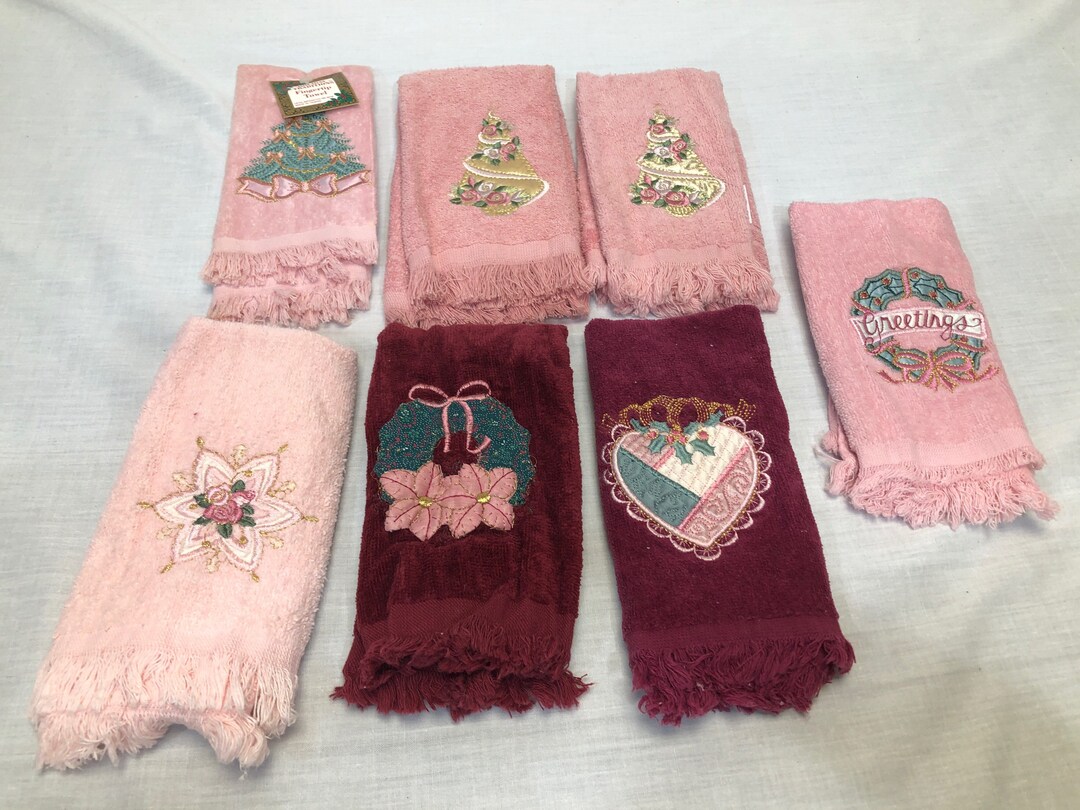 Vintage Christmas Finger Tip Towels, Decorative Towels, Holiday Towels