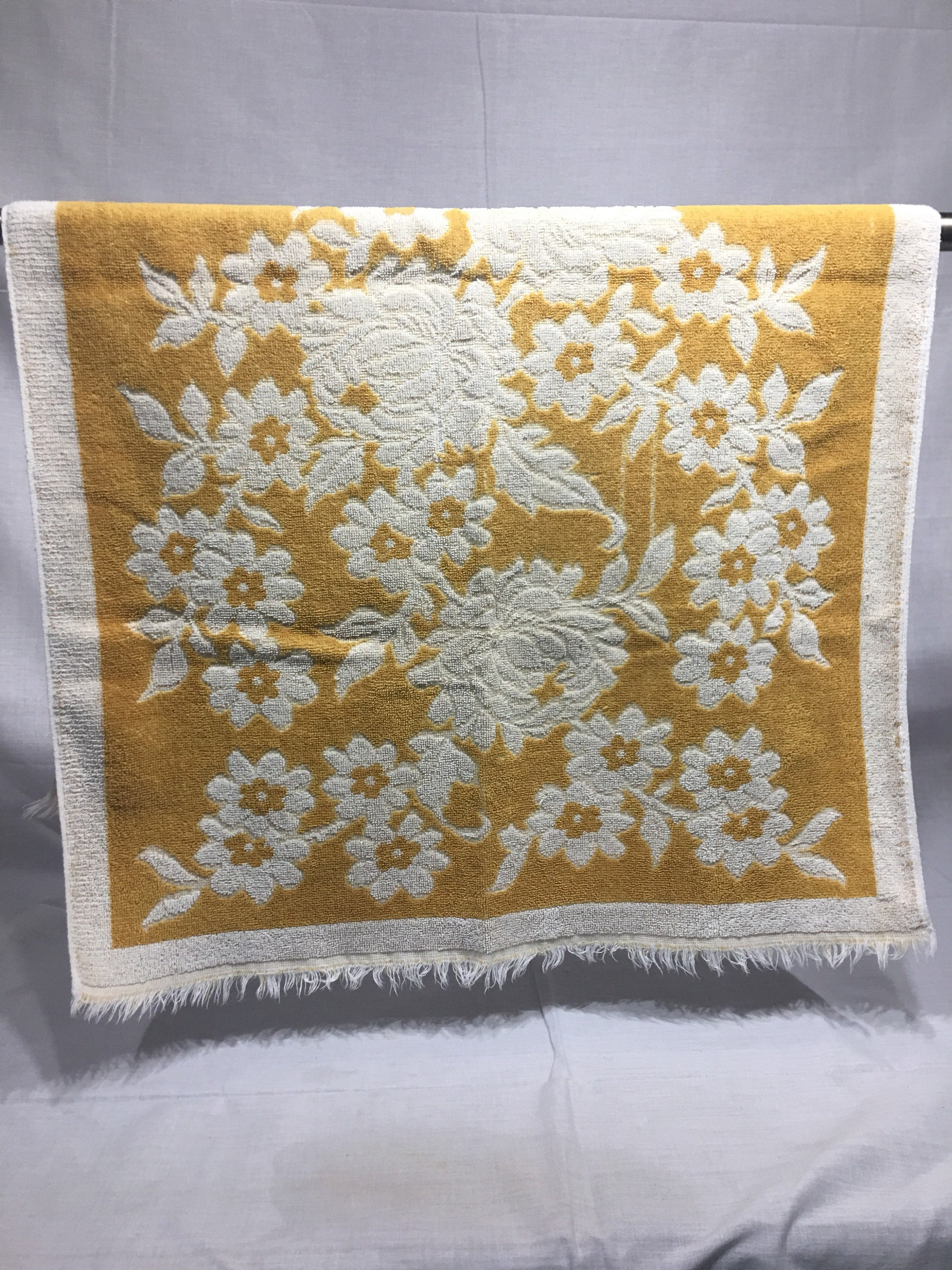 Details about   Vintage Floral/Fringe--Gold/Yellow--Bath Towel--Fieldcrest--100% Cotton--1960's 