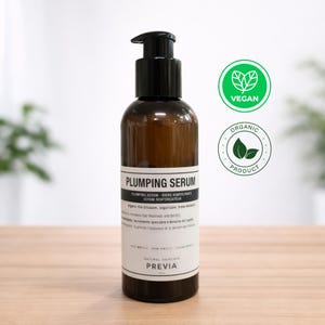 Può includere: Una bottiglia di vetro marrone di PREVIA Plumping Serum con un dosatore a pompa nero. L'etichetta recita "PLUMPING SERUM" e "NATURAL HAIRCARE". L'immagine include anche i loghi "VEGAN" e "ORGANIC PRODUCT".