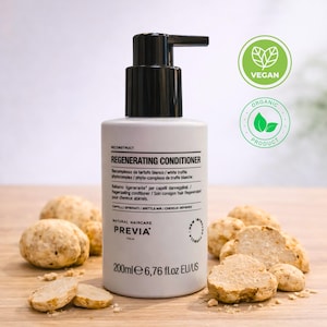 Puede incluir: Una botella blanca de acondicionador regenerador PREVIA con un dispensador de bomba negro. La botella está rodeada de trufas blancas. La etiqueta incluye el texto "VEGAN" y "ORGANIC PRODUCT". La botella contiene 200 ml.