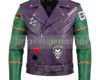 Puede incluir: Chaqueta de cuero morada con mangas verdes y rayas naranjas. Cuenta con parches con las palabras "DAMAGED", "HA HA HA" y una carta de comodín. La chaqueta tiene cierre de cremallera y cinturón en la cintura.