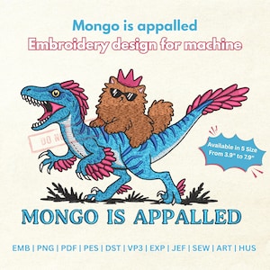 Puede incluir: Diseño de bordado con un dinosaurio azul con detalles rosas, llevando un gato marrón con gafas de sol y una corona. El texto "Mongo is appalled" está presente. Disponible en tamaños de 9,9 cm a 20,1 cm.