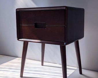 Table de chevet moderne du milieu du siècle avec deux tiroirs, rangement compact pour chambre à coucher, table de nuit en bois massif