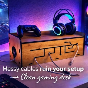 Könnte beinhalten: Kabel-Organizer aus Holz mit einem Controller und Kopfhörern obenauf. Die Kopfhörer haben farbige LED-Leuchten. Der Text auf dem Bild lautet: "Messy cables ruin your setup -> Clean gaming desk."