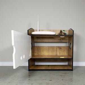 Flytande hylla i ek – Dold routerskåp med kabelhantering (40x30x20 cm)