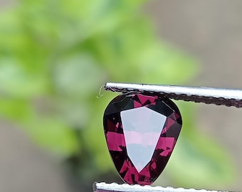 紫がかったバイオレットのナチュラルスピネル 1.38カラット ペアカット | スリランカ産スピネル原石 | カスタムリングジュエリー用未処理ルーススピネル | セイロン産スピネル