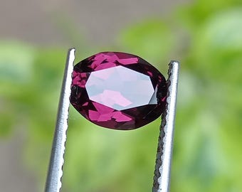 1.24カラット 赤紫色 天然スピネル オーバルカット | スリランカ産 ルースストーン | 高級ジュエリー用宝石 | リング、ペンダント、ジュエリー製作に最適なスピネル