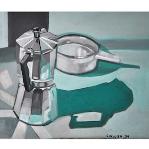 Peut inclure: Peinture de nature morte représentant une cafetière italienne argentée et une petite poêle. La cafetière a une poignée noire et un design géométrique sur le dessus. La poêle est ronde avec une poignée. Le fond est de couleur sarcelle sourde.