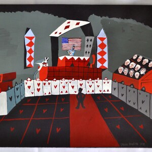 Peut inclure: Une peinture représentant une scène de salle d'audience avec un juge, un jury et un accusé. La salle d'audience est décorée de cartes à jouer et du drapeau américain. La peinture est réalisée dans un style stylisé et cartoon.