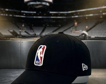 Gorra de béisbol New Era NBA Logo negra 9FORTY ajustable con visera curva y cierre ajustable.