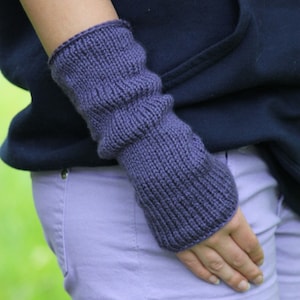Puede incluir: Guantes sin dedos de punto morado con textura de canalé.