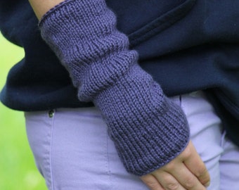 Könnte beinhalten: Lilafarbene gestrickte Fingerlose Handschuhe mit Rippenstruktur.