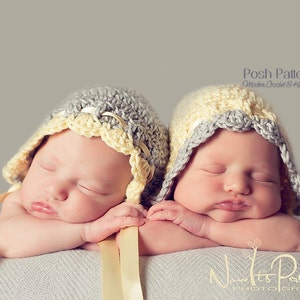 Peut inclure: Deux nouveau-nés portant des bonnets en crochet avec des bordures jaunes et grises. Les bébés dorment les bras croisés devant eux.