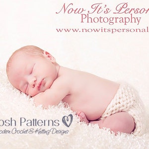 Puede incluir: Un bebé durmiendo con un pañal de crochet blanco, acostado sobre una manta blanca y esponjosa. La imagen incluye el texto "Now It's Personal Photography" y la dirección del sitio web "www.nowitspersonal.net".