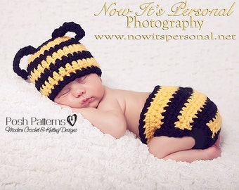 Könnte beinhalten: Ein schlafendes Baby trägt eine gelbe und schwarze gehäkelte Bienenmütze und eine passende Windel. Das Baby liegt auf einer weißen, flauschigen Decke. Das Bild enthält den Text "Now It's Personal Photography" und "www.nowitspersonal.net".