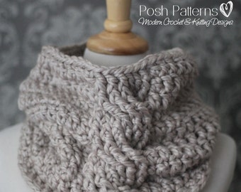 Könnte beinhalten: Ein beigefarbener Häkel-Kragen-Schal mit einem strukturierten Muster. Der Schal wird auf einer Holzpuppe präsentiert. Der Text "Posh Patterns Modern Crochet & Knitting Designs" ist in der oberen rechten Ecke des Bildes sichtbar.