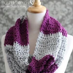 Peut inclure: Une écharpe en crochet infinie de couleur violette et grise. L'écharpe est réalisée avec un motif de point simple et est un excellent accessoire pour toute tenue.