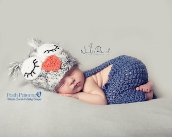 Puede incluir: Un bebé durmiendo con un gorro de búho de crochet gris y blanco y un mono de crochet azul. El bebé está acostado sobre una manta blanca. La imagen incluye el texto "Now It's Personal Photography" y "Posh Patterns Modern Crochet & Knitting Designs".