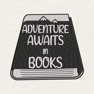 Può includere: Design ricamato in bianco e nero di un libro con la scritta "ADVENTURE AWAITS in BOOKS". Il libro presenta un motivo a catena montuosa nella parte superiore e una copertina strutturata.