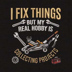 Peut inclure: Un motif brodé sur un fond en tissu noir avec le texte I FIX THINGS BUT MY REAL HOBBY IS COLLECTING PROJECTS en doré et blanc. Le graphisme comprend un cric rouleur, trois clés, une pince, un engrenage et une boîte à outils.
