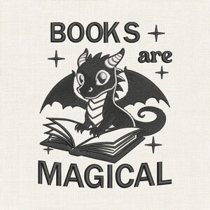Op de afbeelding: Geborduurd ontwerp met een zwarte draak die een boek leest, met de tekst "BOOKS + are + MAGICAL" in een vetgedrukte lettertype. De draak heeft grote vleugels en zit op een open boek. Het ontwerp staat op een lichtbeige achtergrond.