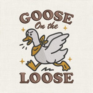 Op de afbeelding: Geborduurd ontwerp met een cartoon gans die rent met uitgespreide vleugels. De gans draagt een gele bandana en heeft een boze uitdrukking. De tekst "GOOSE On the LOOSE" staat boven en onder de gans in bruine letters, met gouden steraccenten.