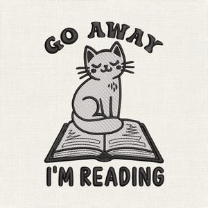 Peut inclure: Motif brodé d'un chat gris assis sur un livre ouvert. Le texte au-dessus dit "GO AWAY" et le texte en dessous dit "I'M READING". Le chat a les yeux fermés et une expression souriante.