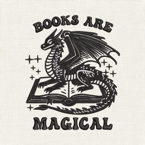 Könnte beinhalten: Schwarz-weiß gesticktes Design mit einem Drachen auf einem offenen Buch. Der Text "BOOKS ARE MAGICAL" ist über und unter dem Drachen angeordnet. Der Drache hat detaillierte Flügel und Schuppen, mit kreuzförmigen Akzenten.