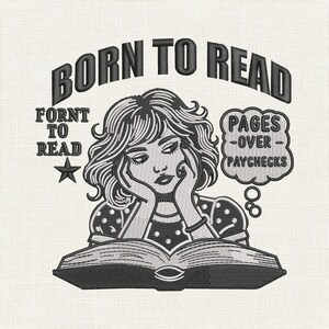 Könnte beinhalten: Schwarz-weiß gesticktes Design einer Frau, die ein offenes Buch liest und ihr Kinn auf ihren Händen abstützt. Der Text "BORN TO READ" steht über ihrem Kopf, mit "PAGES -OVER- PAYCHECKS" in einer Sprechblase.