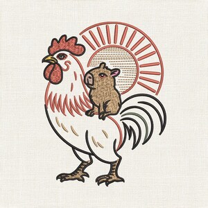 Op de afbeelding: Een borduurontwerp met een witte haan met een rode kam en lellen, staand in profiel. Een kleine bruine capibara zit op de rug van de haan. Achter hen bevindt zich een gestileerde zon met stralende oranje lijnen op een textuurrijke stof.