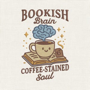 Op de afbeelding: Een geborduurd ontwerp met een lachende koffiekop, een hersen en een open boek. De tekst luidt "BOOKISH Brain" en "COFFEE-STAINED Soul" in bruine letters. Gouden sterren en koffiebonen maken het ontwerp compleet.