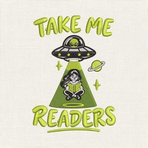 Peut inclure: Un motif de broderie représentant un OVNI noir et vert citron projetant un faisceau lumineux sur une personne assise en tailleur lisant un livre. Le texte "TAKE ME READERS" est brodé en vert citron au-dessus et en dessous du motif.
