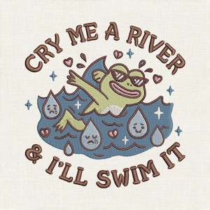 Może przedstawiać: Haftowana naszywka z zieloną żabą w okularach przeciwsłonecznych pływającą w niebieskiej wodzie. Tekst "CRY ME A RIVER & I'LL SWIM IT" jest wygięty nad i pod żabą. Różowe serca i niebieskie gwiazdki zdobią projekt.