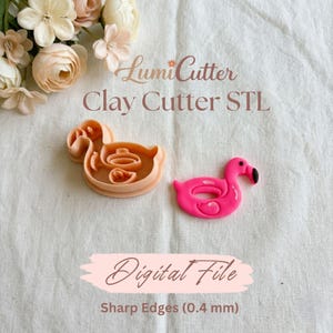 Puede incluir: Un cortador de arcilla con forma de flamenco y una creación de arcilla rosa con forma de flamenco. El cortador es de color naranja claro y el flamenco es rosa con un pico negro. El texto de la imagen dice "Lumi Cutter Clay Cutter STL" y "Digital File Sharp Edges (0.4 mm)".
