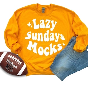 Mockup de moletom de futebol - Gold Gildan 18000 Mockup de futebol - Gold Mockup de moletom de futebol - Superbowl SVG - Mockup de suéter de futebol