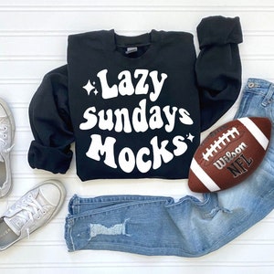 Moletom preto de maquete de futebol - Gildan 18000 Mockup de futebol - Football Flatlay - Moletom de futebol feminino Mock Up - Superbowl Mockup