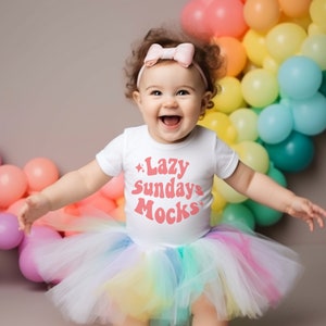 Mockup für Babys ersten Geburtstag, Kleinkind Mädchen, weißer Body, Regenbogen Tutu